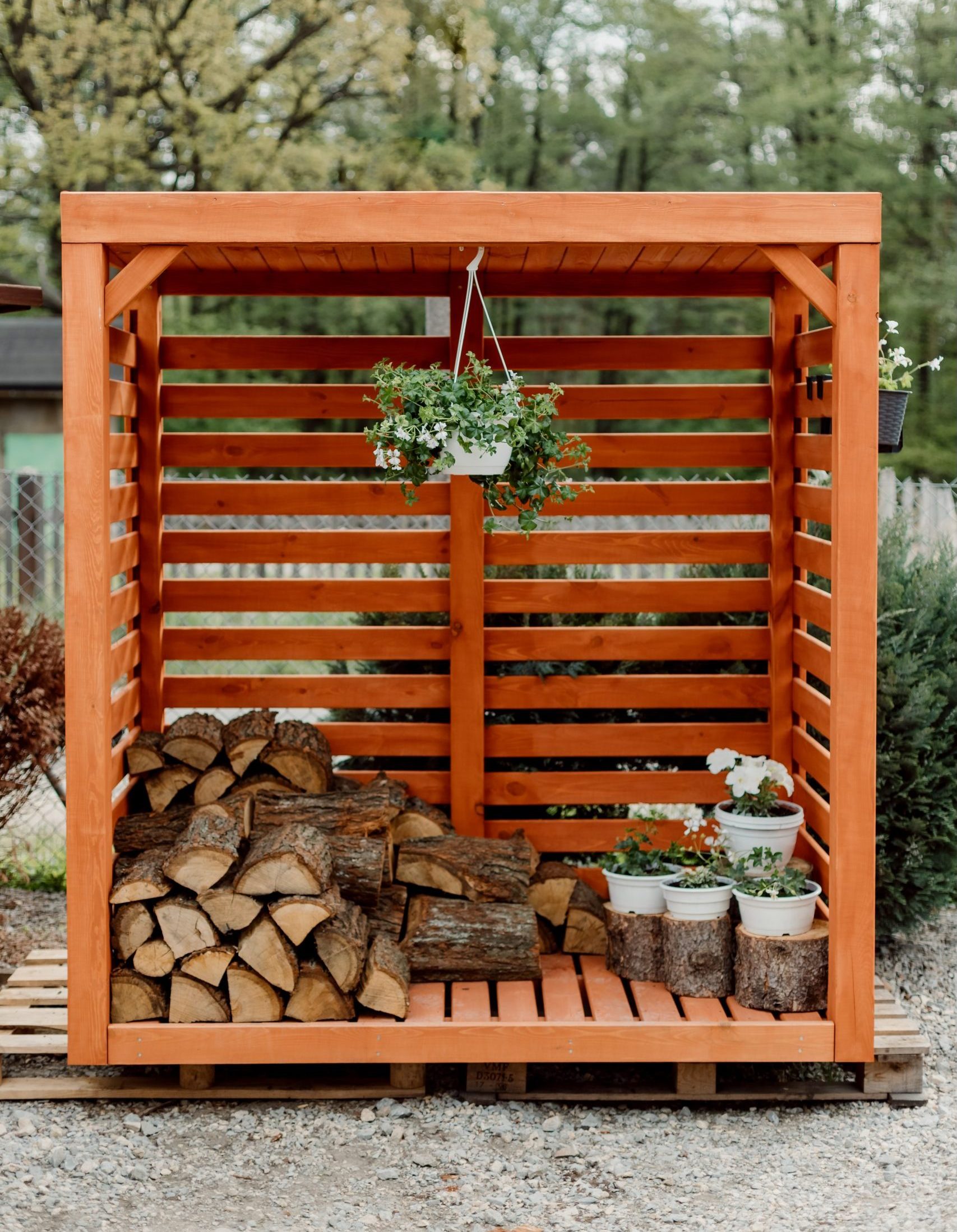 Drewutnia – jak zrobić? Podpowiadamy, jak zbudować drewutnię w ogrodzie!