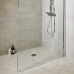 Prysznic z brodzikiem czy bez? Jak zrobić prysznic bez brodzika?