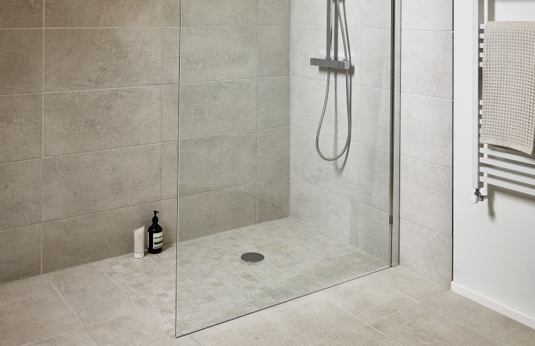 Prysznic z brodzikiem czy bez? Jak zrobić prysznic bez brodzika?