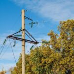 Słup energetyczny na działce a budowa domu – czy są jakieś utrudnienia z tym związane?