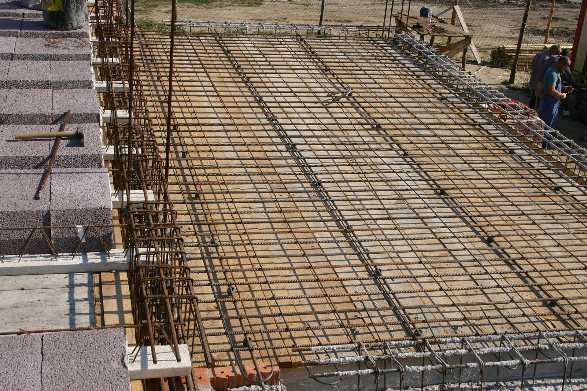 Strop gęstożebrowy czy monolityczny? Czym się charakteryzuje strop gęstożebrowy?